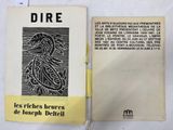 un livre ouvert posé sur une table, à côté d'un stylo