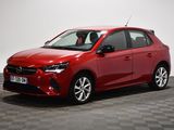 une voiture rouge garée dans une pièce au sol en damier
