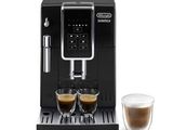 une machine à café Delonghi avec deux tasses de café à côté