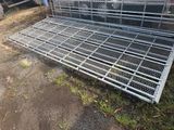 un banc en métal posé à même le sol