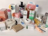 de nombreux types de produits de soins de la peau sur la table