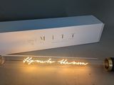une boîte blanche avec une enseigne lumineuse à côté