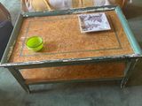 une table basse sur laquelle est posée une tasse, dans un salon