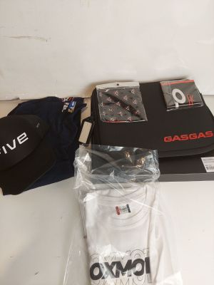 un chapeau, un t-shirt et d'autres objets posés sur une table