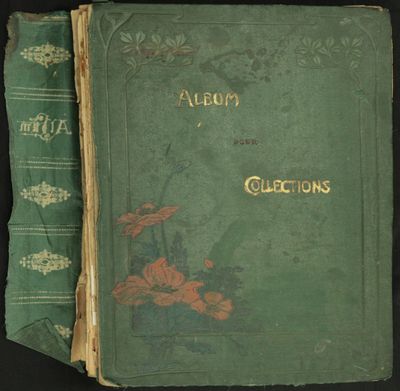 un vieux livre à la couverture verte posé sur une table