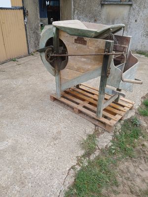 une machine posée sur une palette à l'extérieur