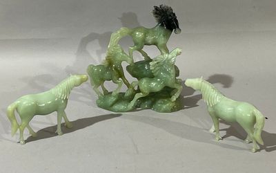 trois figurines d'animaux posées sur une table