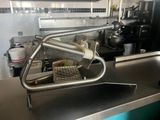 un grand évier en métal dans une cuisine, équipé d'un robinet en métal