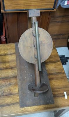 une table en bois sur laquelle se trouve un objet en métal