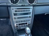 le tableau de bord d'une voiture équipé d'une radio et de commandes au volant