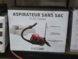 des cartons d'aspirateurs sur une étagère dans un magasin