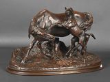 sculpture en bronze représentant un cheval et son poulain, avec un autre poulain au premier plan