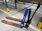 un chariot élévateur stationné dans un entrepôt, équipé d'une fourche bleue