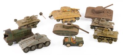 de nombreux types différents de véhicules militaires miniatures posés sur une surface blanche