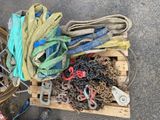 un tas de cordes et d'autres objets posés sur une palette