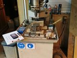 une machine posée sur une table dans un garage