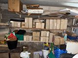 beaucoup de boîtes et de cartons sur les étagères de la pièce
