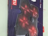 boîte contenant une souris de jeu dotée d'un voyant rouge