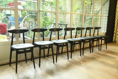 six chaises alignées en rang devant une fenêtre