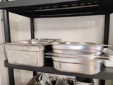 de nombreuses casseroles et poêles sur l'étagère de la cuisine