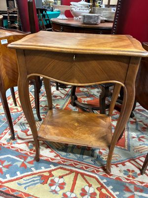 une petite table avec deux chaises posées dessus dans une pièce