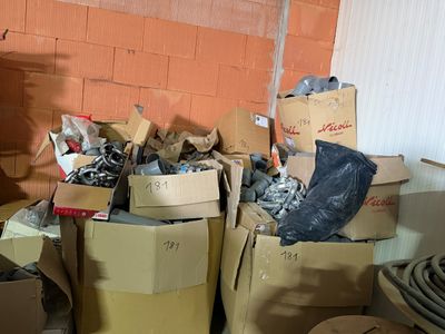 une pile de boîtes et d'autres objets dans une pièce