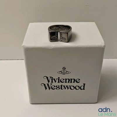 an image of a ring that is in a box