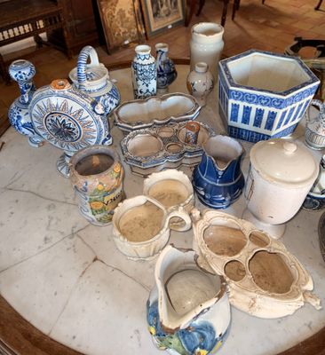 une table sur laquelle sont disposées de nombreuses pièces de poterie