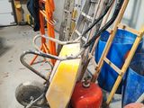 Il y a de nombreux types d'extincteurs dans ce garage