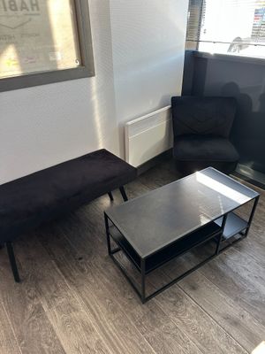 un canapé et une table basse dans un salon