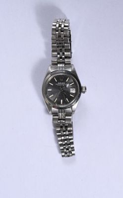 une montre posée sur une surface blanche