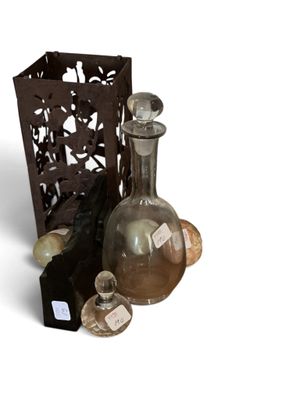 une bouteille en verre et une bouteille contenant un liquide posées sur une table