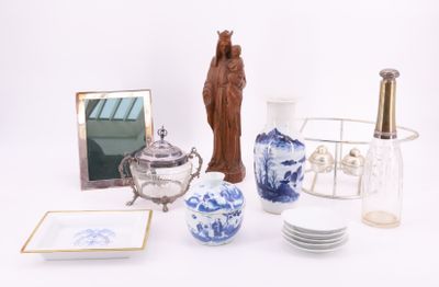 un grand nombre d'objets posés sur une table