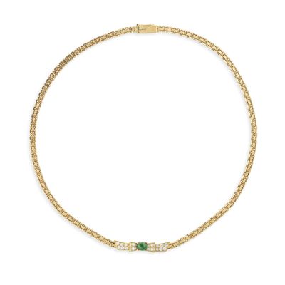 un collier en or jaune serti d'émeraudes et de diamants