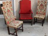trois chaises posées sous le porche d'une maison