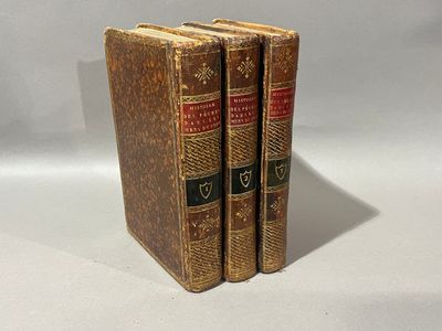 deux vieux livres posés l'un sur l'autre sur une surface blanche
