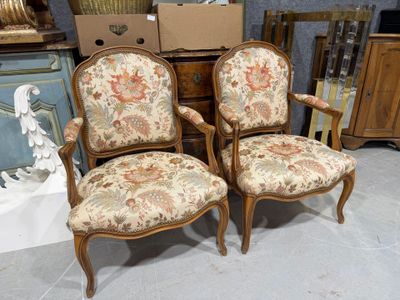 Paire de fauteuils à dos plat en bois mouluré, traverse mouv…
