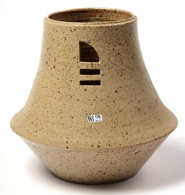 Grand vase ajouré en céramique.