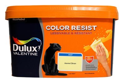 un gros plan sur un pot de peinture sur lequel figure un chat