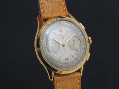 une image représentant une montre-bracelet en or avec des chiffres romains