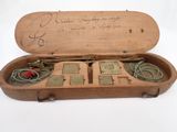 une vieille valise remplie de toutes sortes d'objets