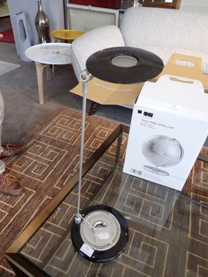un chien assis par terre à côté d'une table basse