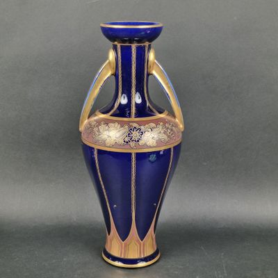 une image représentant un vase bleu orné de motifs dorés