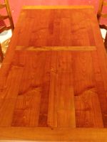 Table rectangulaire à dessus parqueté, pieds cambrés. (photo 4)