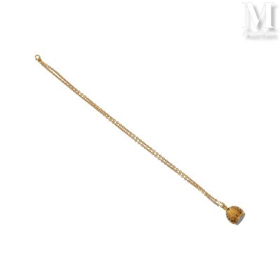 un collier en or avec une petite pierre suspendue à une chaîne