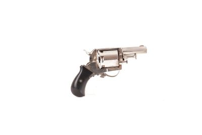 un revolver sur fond blanc, avec une crosse noire