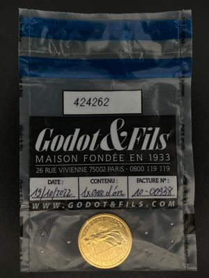 un gros plan d'une pièce de monnaie dans un sachet en plastique posé sur une table
