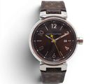 La montre est marron ; elle possède un cadran marron et un bracelet en cuir marron.