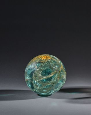une boule de verre posée sur une table