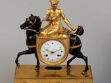 une statue représentant une femme à cheval, sur laquelle est placée une horloge